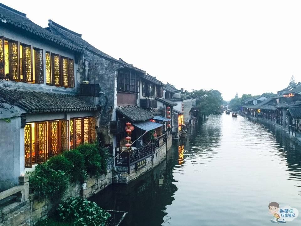 向上跳的香蕉